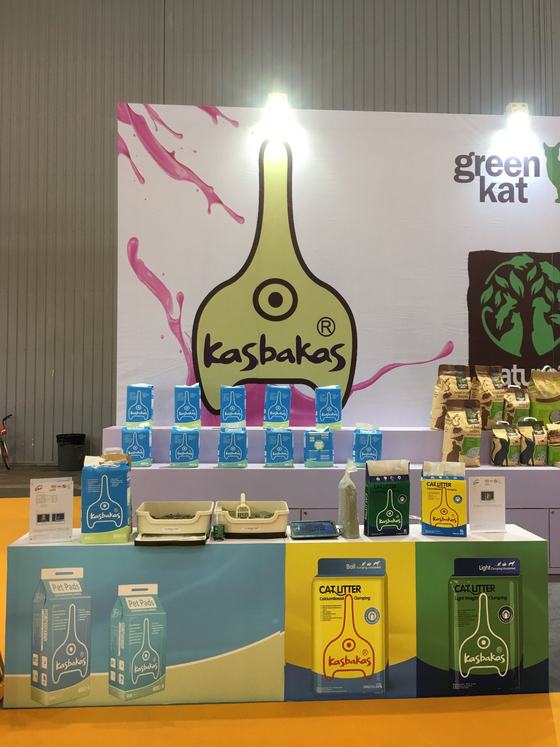 Kasbakas trade show booth front wall with brand banner