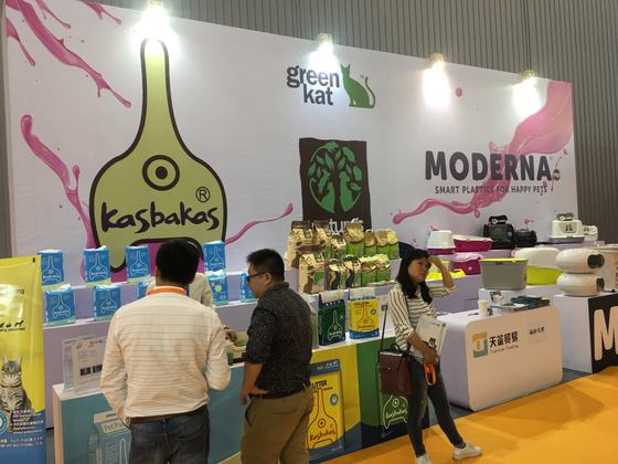 Distributors visiting the Kasbakas booth at a pet industry trade show