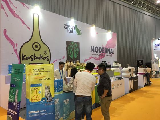 Visitors exploring Kasbakas pet products at the trade show booth