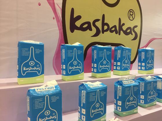 Kasbakas pet pads and cat litter on the booth shelves